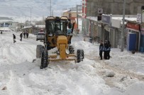 İHSAN GÜLER - Başkale'de Kar Temizleme Çalışması
