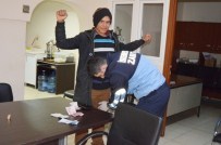 DUYGU SÖMÜRÜSÜ - Cami Önünde Dilenen Gencin Cebinden Çıkan Para Şaşırttı