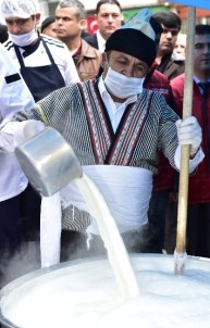 Kahramanmaraş'ta 5 Bin Kişiye Süt İkram Edildi