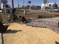 PİRİ REİS - Kaldırım Ve Refüj Düzenleme Çalışmaları Devam Ediyor