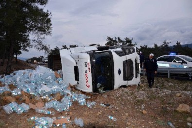 Su Yüklü Tır Şarampole Devrildi; 1 Yaralı