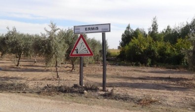 Suriye Sınırında 4 Adet Canlı Bomba Yeleği Ve 15 Kilo Patlayıcı Ele Geçirildi