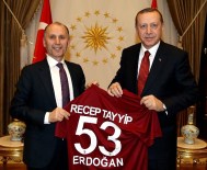 Erdoğan'a 53 numaralı Trabzon forması