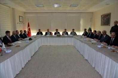 Vali Güzeloğlu, Meslek Değerlendirme Toplantısına Katıldı