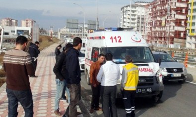 Ambulans Otomobille Çarpıştı Açıklaması 2 Yaralı
