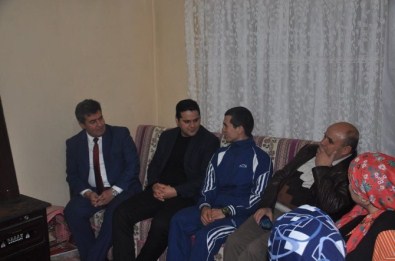 Buharkent Kaymakamı Öztürk'ten Yaralı Askere Ziyaret