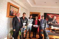 MEHMET NURİ ÇETİN - Kaymakam Çetin'den 3 Öğrenciye Bilgisayar Tablet Hediye