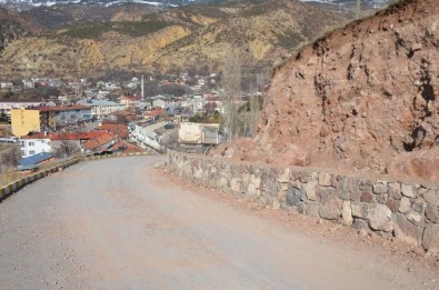 Koyulhisar'da Mezarlık Yolu Genişletiliyor