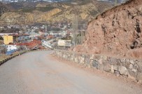 Koyulhisar'da Mezarlık Yolu Genişletiliyor