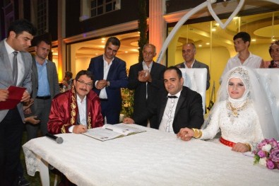 Şehzadeler'de Bin 500 Çift Dünya Evine Girdi
