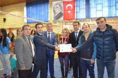 Voleybol Müsabakaları Sonunda Ödül Töreni Düzenlendi