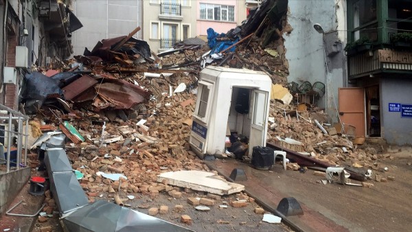 İstiklal Caddesi'nde 5 katlı bina çöktü