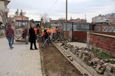 Belediye Hizmetlerini Makam Odası Yerine Sokaklarda Yönetiyor