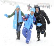 ENGELLİ ÇOCUK - Büyükşehir Belediyesi Engelli Çocukları Karla Buluşturdu