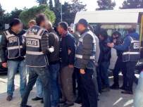 İNSAN KAÇAKÇISI - Çeşme'de 8 İnsan Kaçakçısı İle 40 Sığınmacı Yakalandı