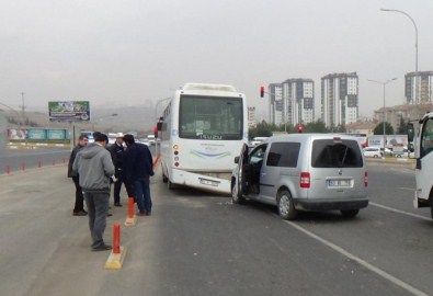 Halk Otobüsüne Çarpan Aracın Sürücüsü Yaralandı