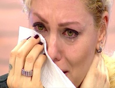 Beste Açar hıçkıra hıçkıra ağladı!