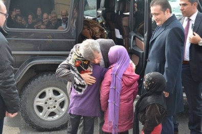 Kaymakam Valiyi Suriyeli Çocuklarla Birlikte Karşıladı