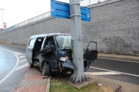 Panelvan Minibüs Yön Tabelasına Çarptı Açıklaması 6 Yaralı
