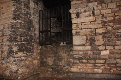 Tarihi Surlarda Bomba Süsü Verilmiş Paket Polisi Alarma Geçirdi