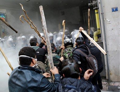 Yunanlı çiftçiler hükümeti protesto etti