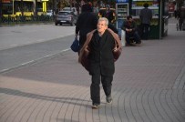 ELEKTRİK DİREĞİ - Bursa'da Lodos Yürümeyi Bile Zorlaştırıyor