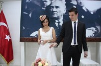 Ekip Arkadaşlarından Genç Çifte Kelepçe