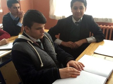 Görme Engelli Gencin Okuma Azimi