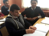 Görme Engelli Gencin Okuma Azimi