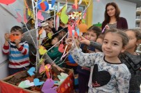 Minikler Sevgi Dileklerini Ağaca Astı