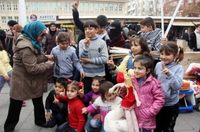 Rusta'ya Parçalanmış Bebeklerle Protesto