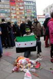 ÇOCUK AYAKKABILARI - Suriyeli Mülteciler Rus Bombardımanını 'Parçalanmış Oyuncak Bebeklerle' Protesto Etti