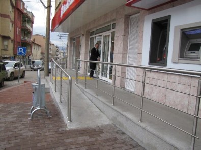 Ziraat Bankası'na Engelli Rampası Ve Sarı Şerit