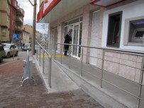 ENGELLİ RAMPASI - Ziraat Bankası'na Engelli Rampası Ve Sarı Şerit