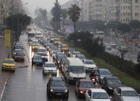 İLGİNÇ GÖRÜNTÜ - Antalya'da Yağmurlu Sevgililer Günü