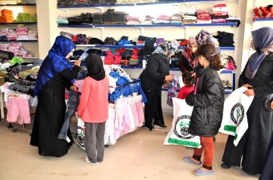 Çadır Kenttin Yetimleri STK'lar Tarafından Giydiriliyor