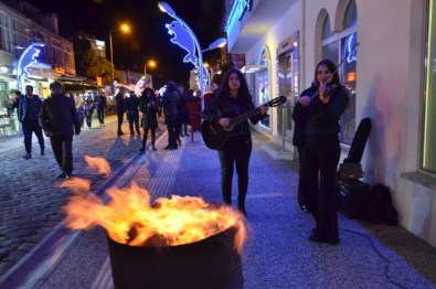 Foça'da Sevgililer Günü Şarkılarla Kutlandı
