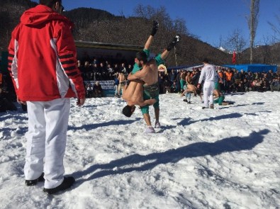 Kar Üstünde Güreştiler