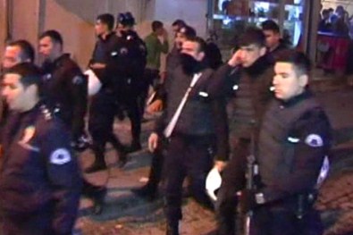 Polise Saldırmak İsteyen Terör Yandaşlarını Vatandaşlar Kovaladı
