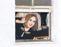 Adele pencereden selamladı
