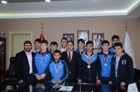 Başkan Eser, Başarılı Güreşçileri Ödüllendirdi