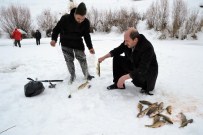 BALIK AVI - Buzları Kırıp Balık Avlıyorlar