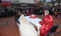 Cadde Ortasında Nikah Kıydılar