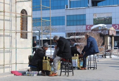 Erzurum'da Sıcak Hava Vatandaşları Şaşırttı