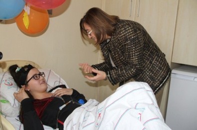 Fatma Şahin'den Rendo Hastası Esra'ya Doğum Günü Sürprizi