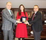 Hayat Kurtaran Hostese İAÜ'den Plaket