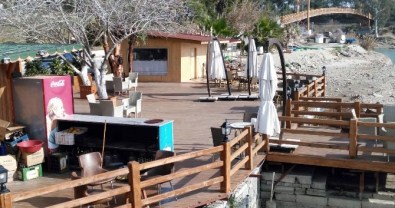 Kafe İşletmecisi, Garsonu Bıçakla Öldürdü