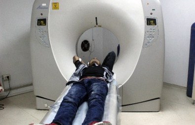 Motosikletle akrobatik hareketler kazaya neden oldu