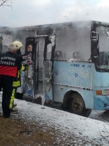 Park halindeki midibüs alev alev yandı