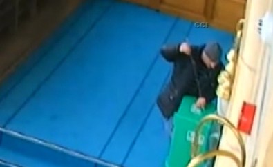 Sakızla Cami Kasasını Soydu